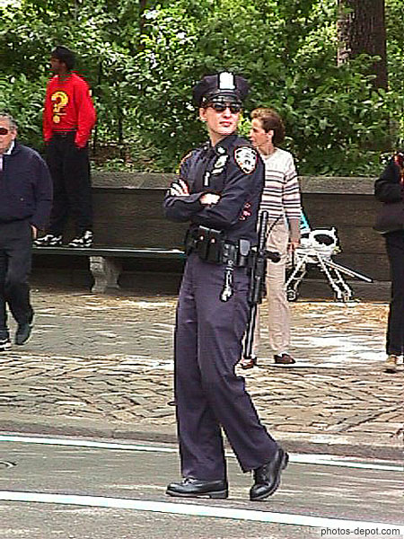 photo de femme flic devant central park