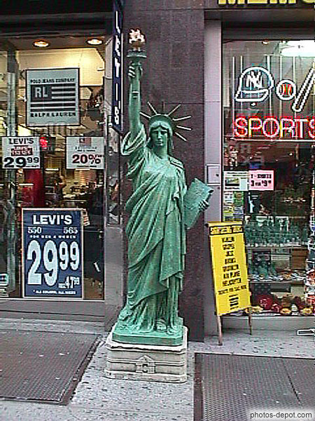 photo de statue de la liberté miniature dans la rue