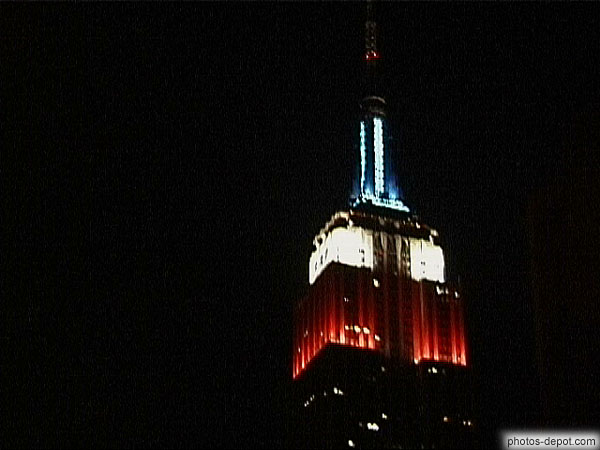photo de sommet éclairé de l'empire state building de nuit