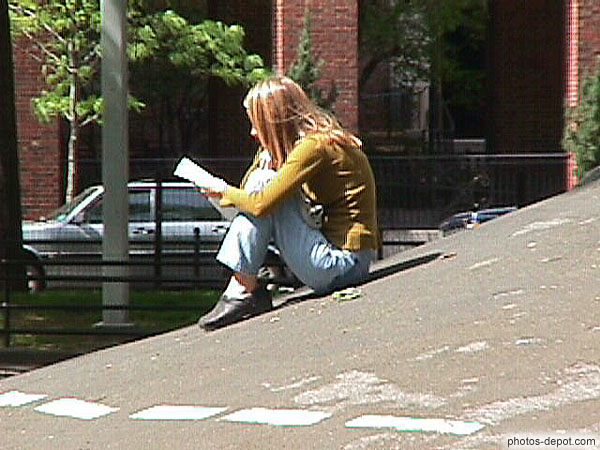photo de femme lisant accroupie, Greenwitch village