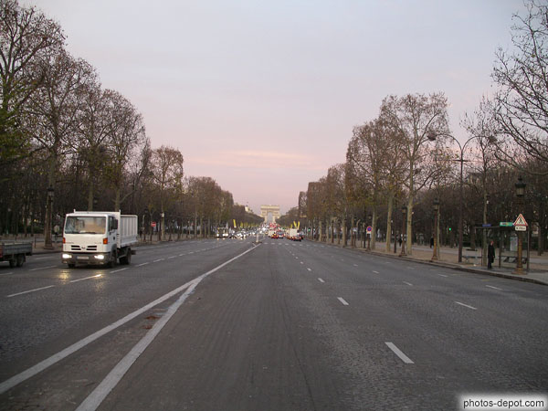 photo de Champs Elysées et arc de Triomphe