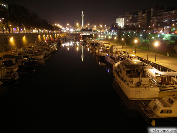 photo de Colonne de Juillet, se reflettant dans l'eau la nuit