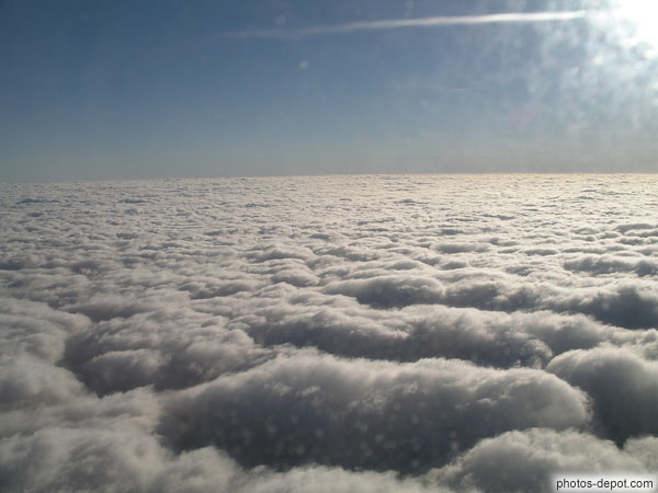 photo de mer de nuages moutonneux