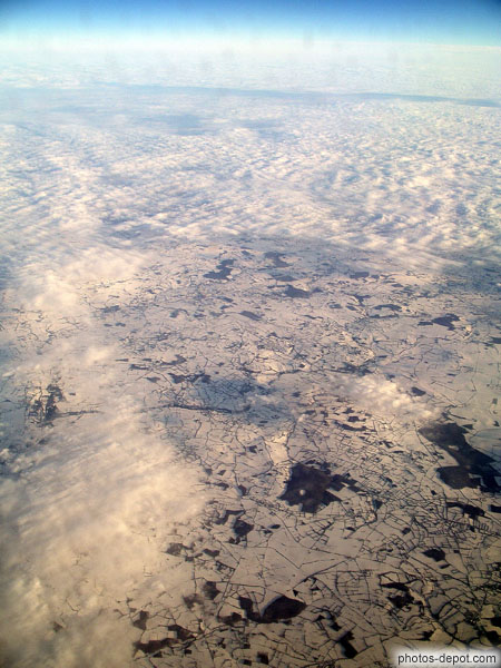 photo de plateau enneigé au dessous des nuages