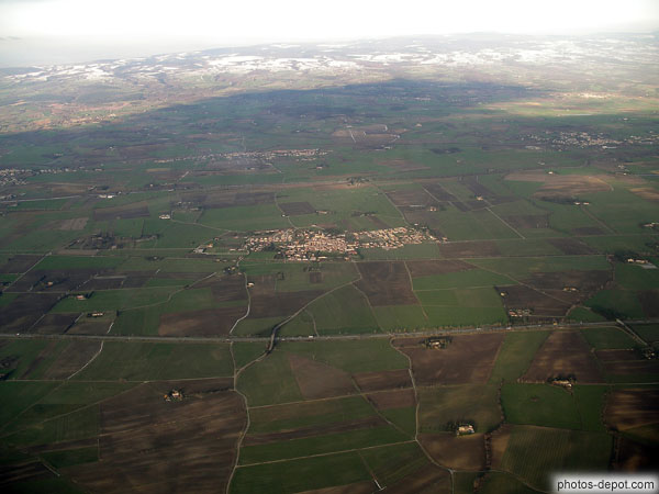 photo d'autoroute et village vue d'avion