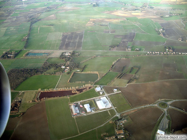 photo de champs bordés d'arbres vus d'avion