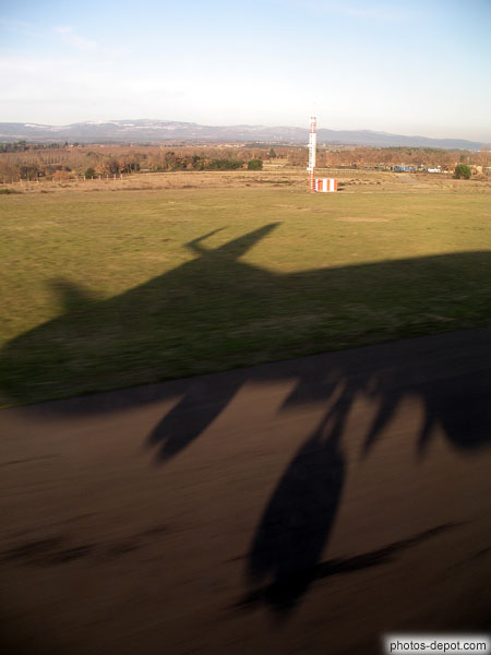photo d'ombre de l'avion à l'atterrissage