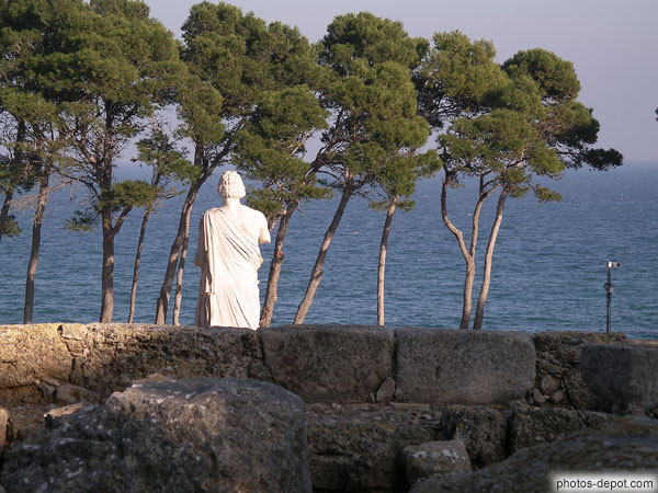 photo d'Esculape, dieu de la médecine trône à Nea Polis, 1ere cité grecque d'Europe