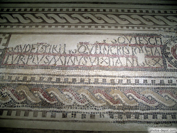 photo de Mosaïque, pavement d'une salle de banquets avec une inscription en grec