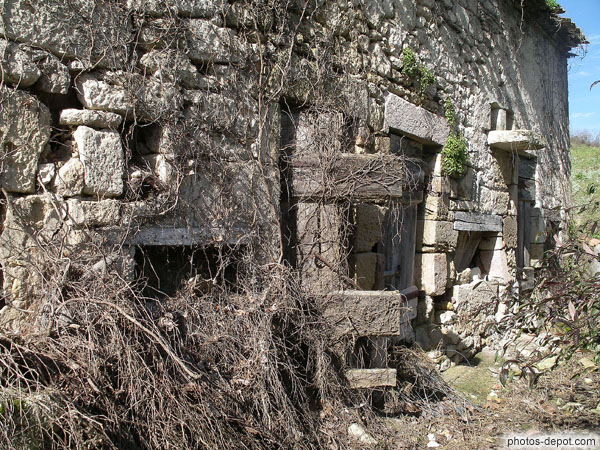 photo de porte de bois de maison abandonnée
