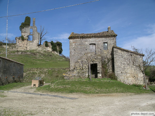 photo de maisonette et chateau de Gurson en ruines