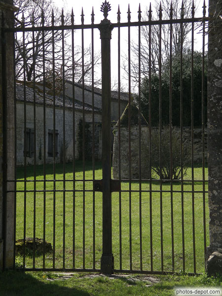 photo de grille d'entrée du chateau