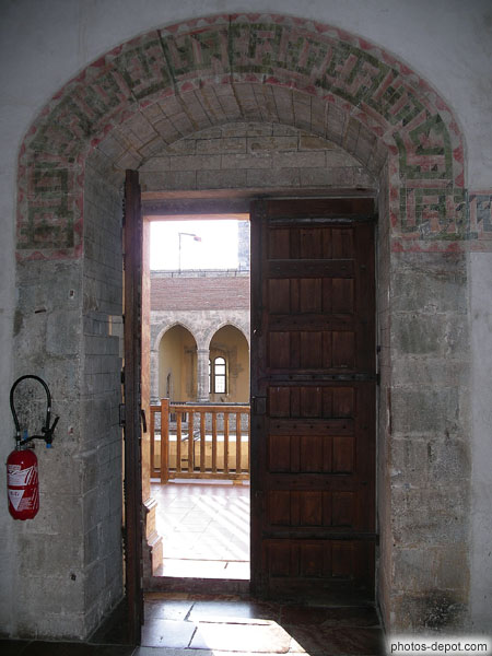photo de sortie de la chapelle haute surmontée d'inscriptions arabes en mosaiques
