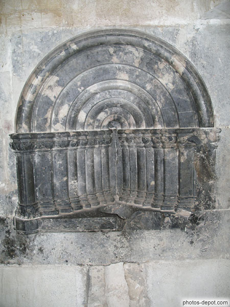 photo de niche en forme de portail de marbre noir