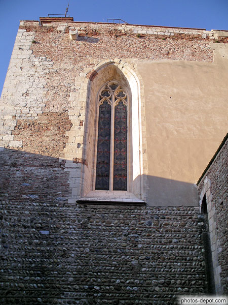 photo de vitraux des fenêtres de la chapelle haute