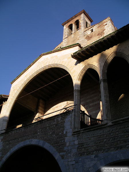 photo d'arches de la galerie menant à la chapelle haute