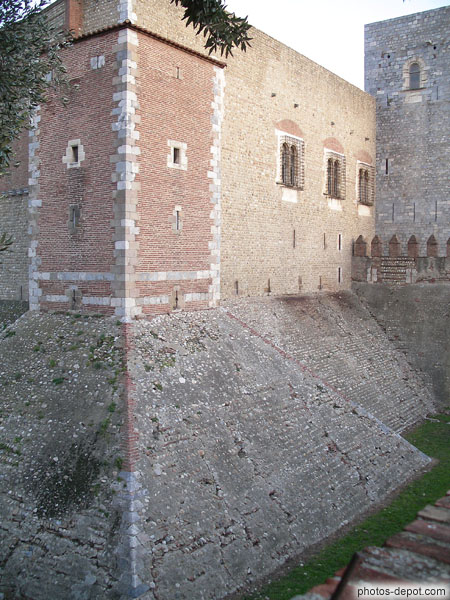 photo de Murs et fossés du chateau