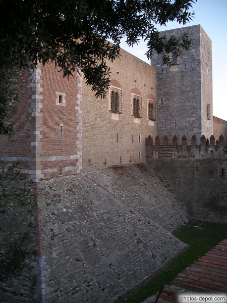 photo de L'entrée du palais est protégées par un fossé et une barbacane crénelée