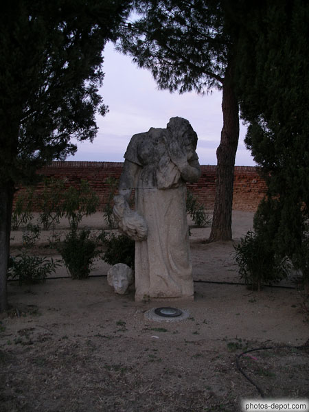 photo de Statue dont la tête est posée par terre