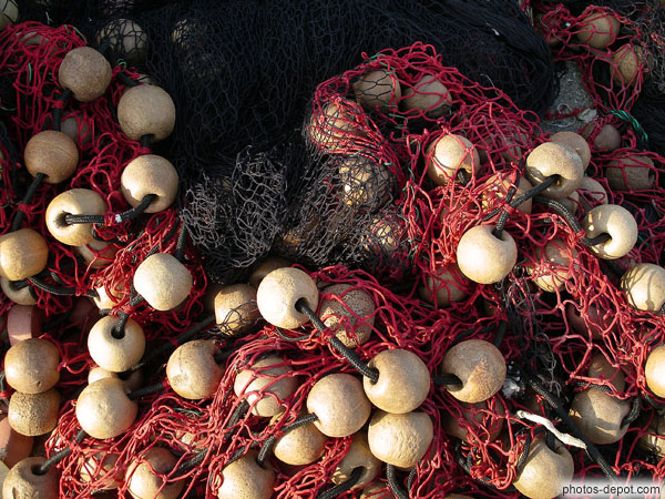 photo de filets de pêche rouges et noirs