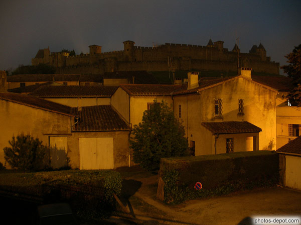 photo de remparts de la Cité de Carcassonne au petit matin