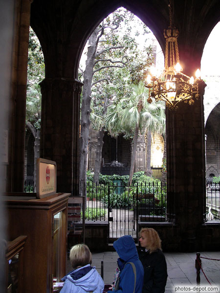 photo d'entrée dans le cloitre de la cathédrale