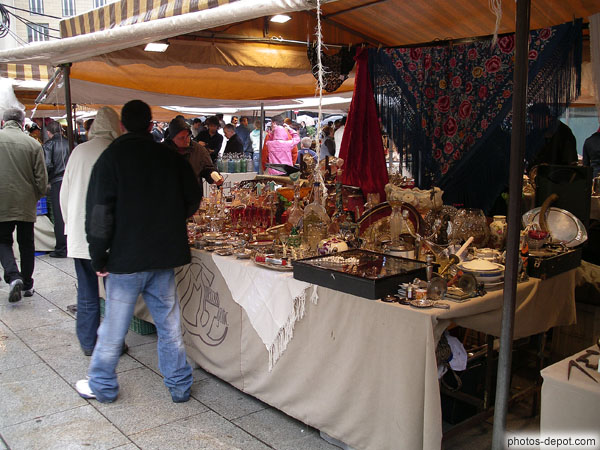 photo de marché devant la cathédrale