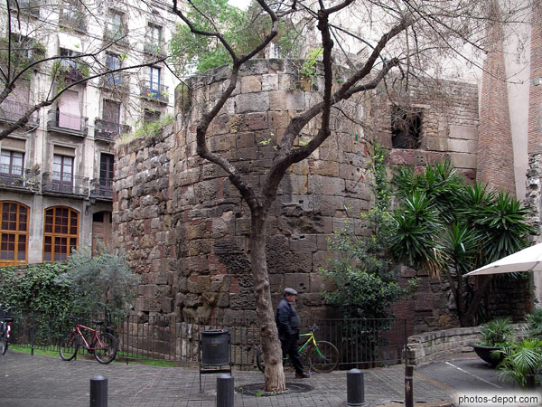 photo de reste des murs des anciens remparts de la ville