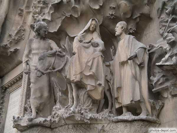photo de La Sainte Famille, facade de la Nativité