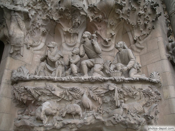 photo de bergers et leurs moutons, adorant Jésus, facade de la Nativité