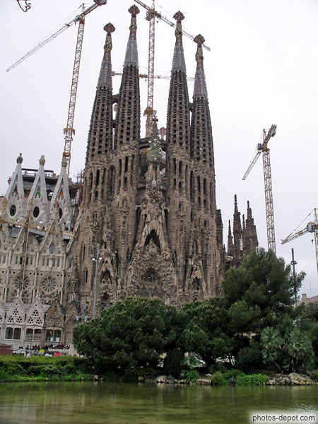photo de Sagrada Familia devant l'étang