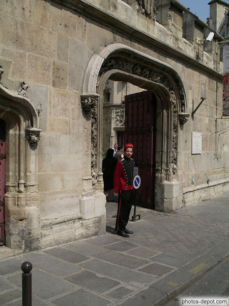 photo d'entré de l' Hôtel des abbés de Cluny