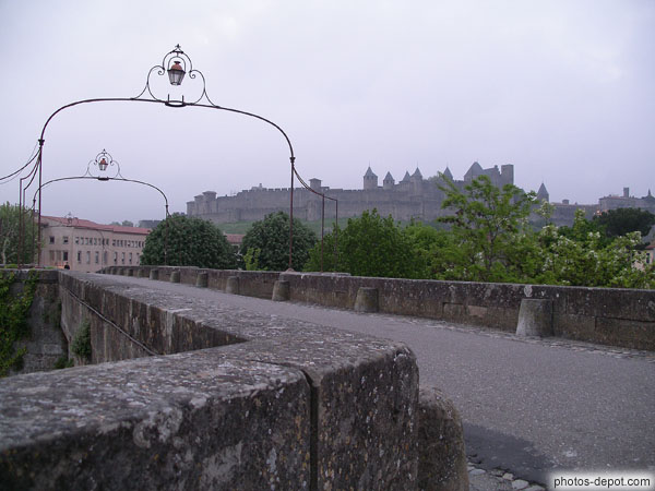 photo de Vieux pont devant la cité médiévale