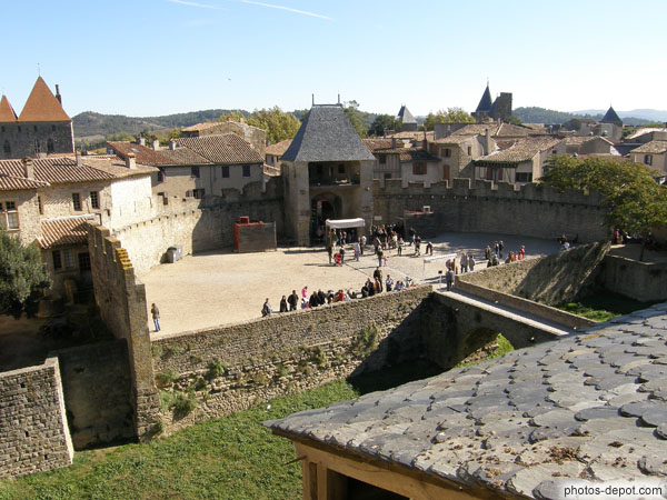 photo de cour défensive et pont d'accès au chateau