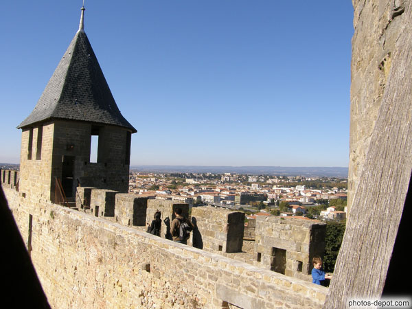 photo de chemin de ronde suplombant la ville neuve de Carcassonne