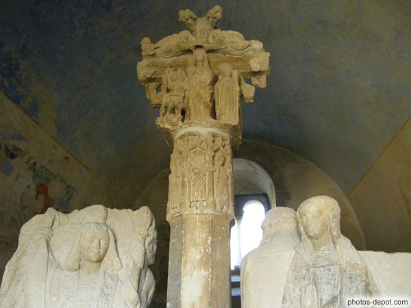 photo de croix sculptée, vierge couronnée par deux anges, musée lapidaire