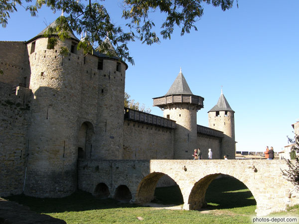 photo de majestueux château comtal et pont d'accès