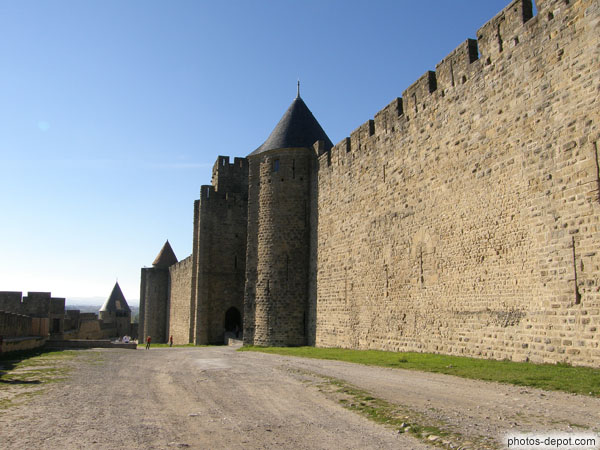 photo de lice entre les 2 remparts de la cité médiévale
