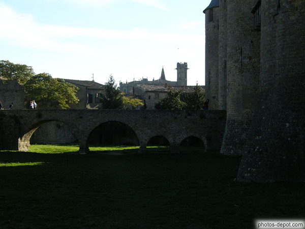 photo de Pont de pierre au dessus des douves pour l'accès au chateau comtal et cathédrale dans le fond
