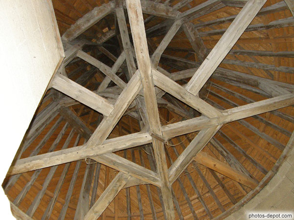 photo de charpente du toit conique de la tour de la justice