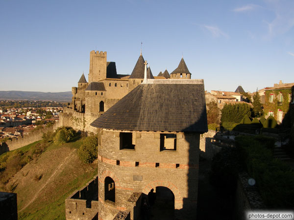 photo de Château Comtal et tour du Bas Empire, avancée en demi-cercle, chaînages de briques, fenêtres en plein cintre souligné de claveaux de briques