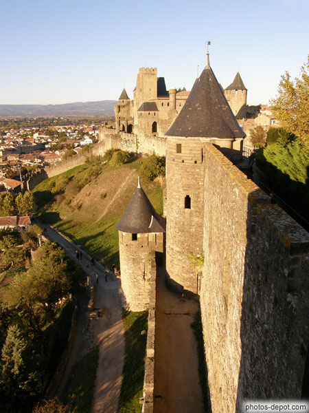 photo de Rampe de la porte d'Aude percé dans la Muraille des Visigoths et château Comtal