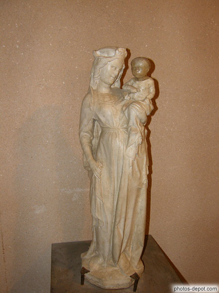 photo de Vierge au sourire et enfant Jésus tenant une colombe, le St Esprit,  Sienne, Italie dans musée lapidaire