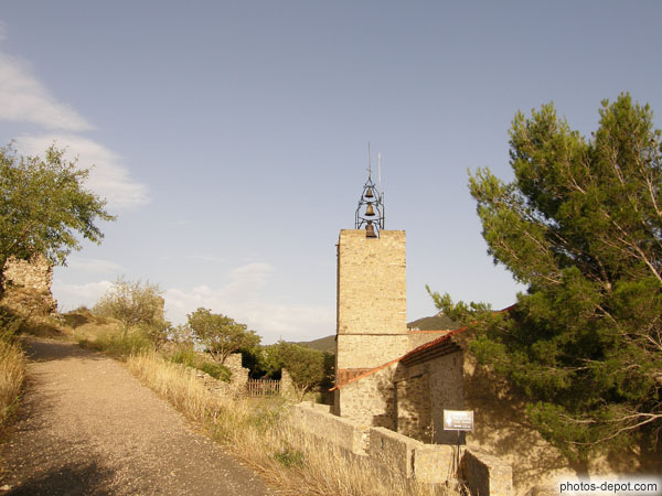 photo de tour carrée à 3 cloches de l'église du curé de Cucugnan
