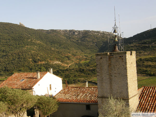 photo de Clocher de l'église de Cucugnan et ruines du Château cathare de Quéribus