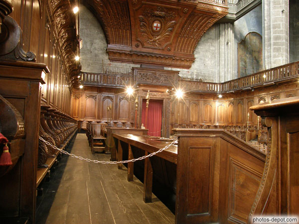 photo de stalles de bois sculpté sous l'orgue