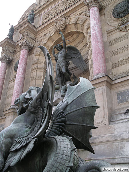 photo de Dragon ailé et St Michel, fontaine St Michel