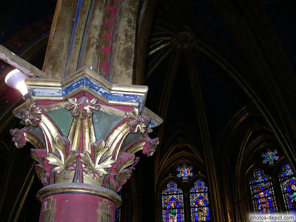 photo de chapiteau décoré colonne de la chapelle basse