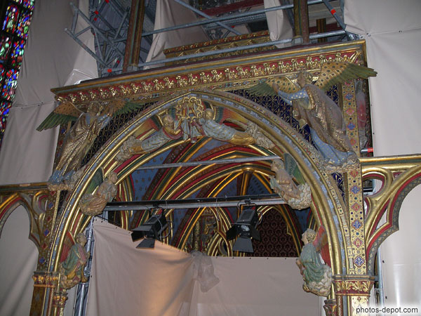 photo d'anges veillant sur les reliques du Christ originalement présentes et achetées à grand prix par St Louis à Beaudouin de Jérusalem