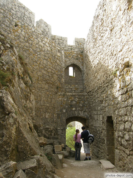 photo de épique chateau construit sur le roc